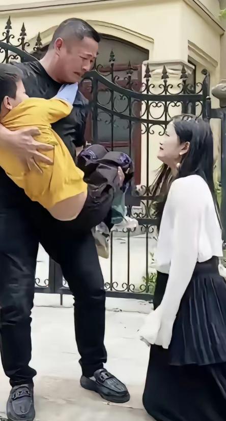 一对夫妻因琐事赌气离婚，两年间男方未娶、女方未嫁，心里都放不下彼此。丈夫每月准时