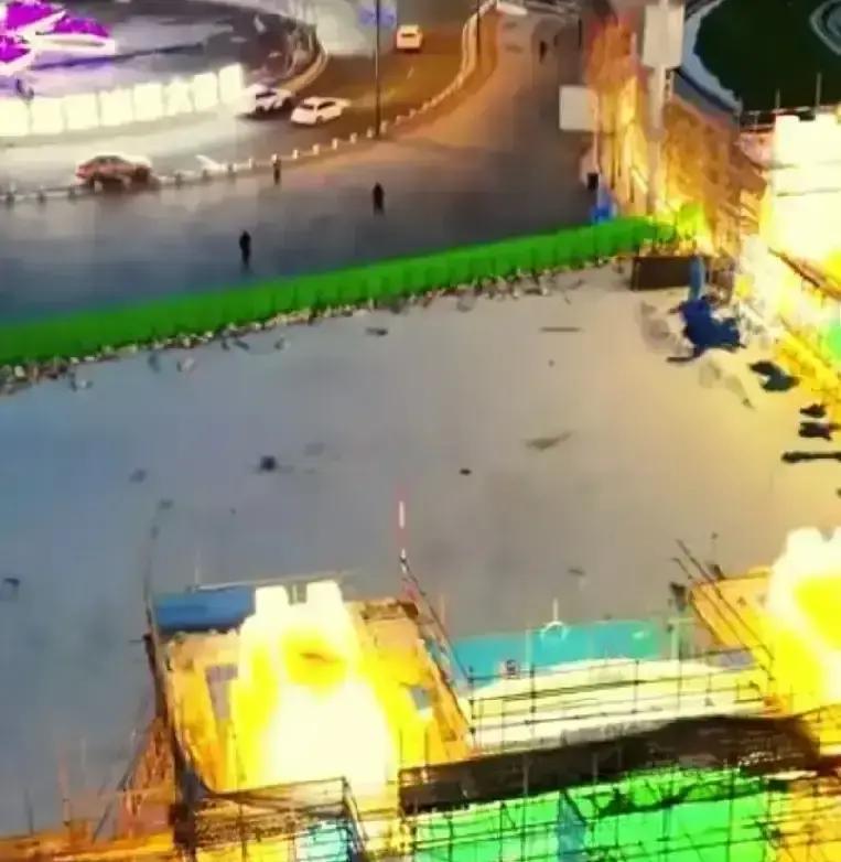 霍启刚和何超琼在哈尔滨同框，这事可有意思了。不是什么八卦绯闻，是实打实的生意场。