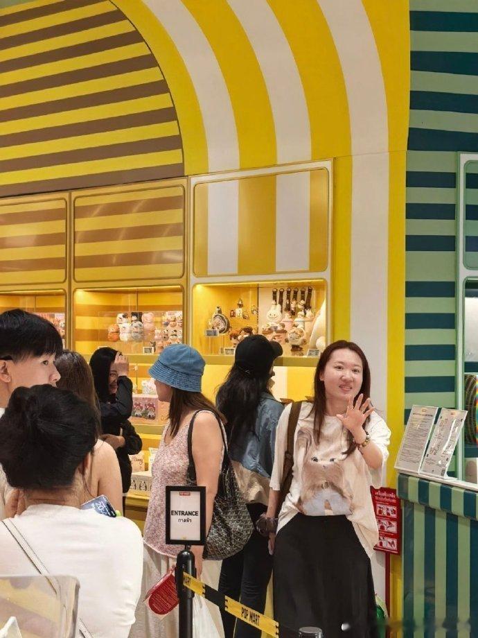 泰国偶遇刘亦菲逛街阿姨演我看到刘亦菲全世界都在偶遇刘亦菲，什么时候能轮到我