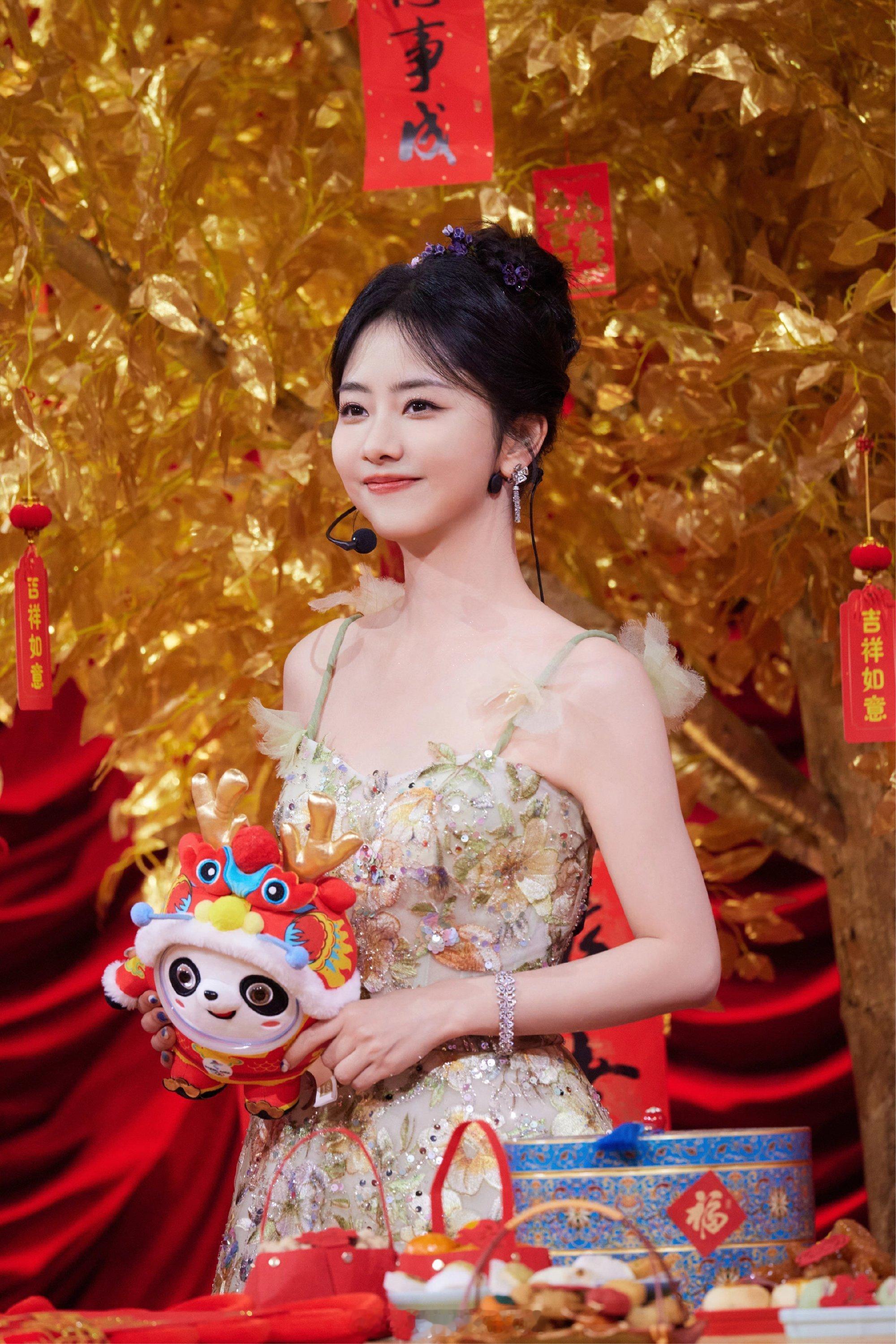谭松韵姐姐的金色迷人纱裙​​​