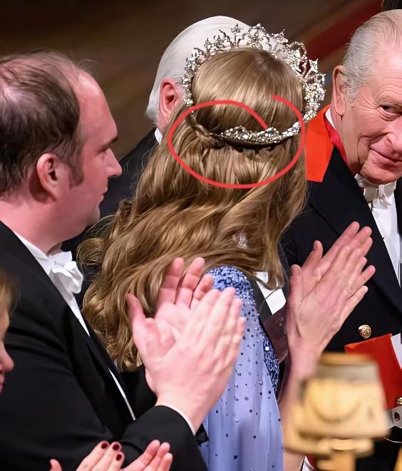这顶皇冠，凯特戴得有点“艰难”！为何？很简单的皇冠太大，她的头太小，所以在佩戴