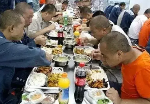 老家村子里有一位村民，他的儿子被判刑，正在监狱里接受劳动改造。他头一回前去探望