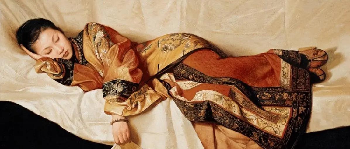 慈禧的贴身宫女回忆：入宫后，整晚都要侧着身子、夹紧双腿睡觉，期间不能改变姿势，其
