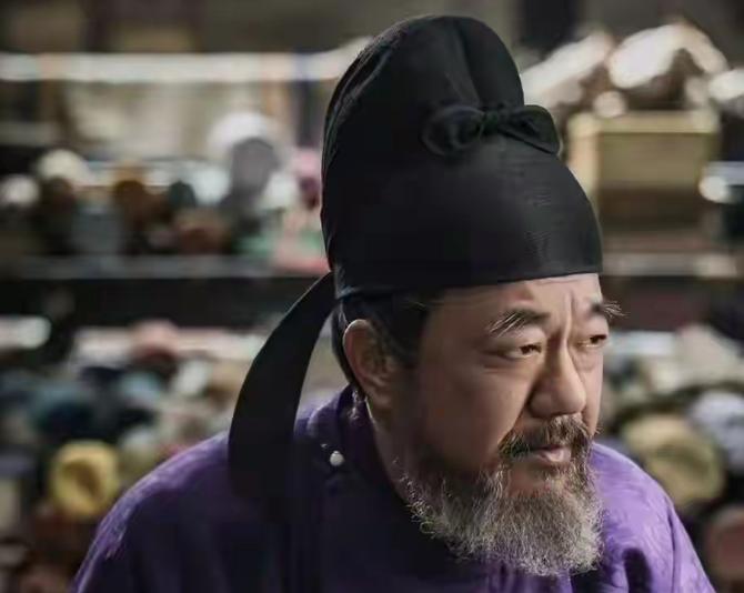 五代十国，54年换了五个朝代、十几个皇帝。有一哥们儿，从第一个皇帝伺候到最后