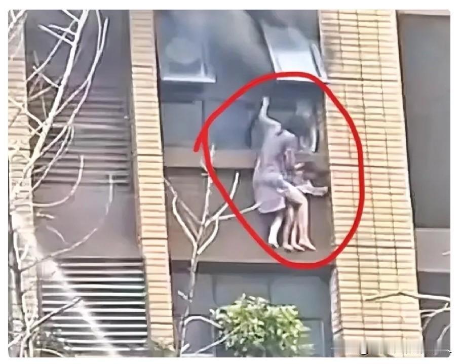 看完连云港火灾母女被困的视频，心里久久没法平静。视频里那个妈妈，用双腿死死夹