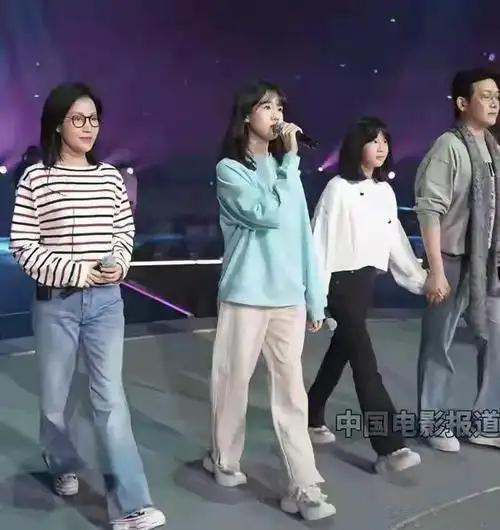 2025年中国电影120周年盛典上，陆毅、鲍蕾携女儿贝儿与小叶子登台献唱《萱草花