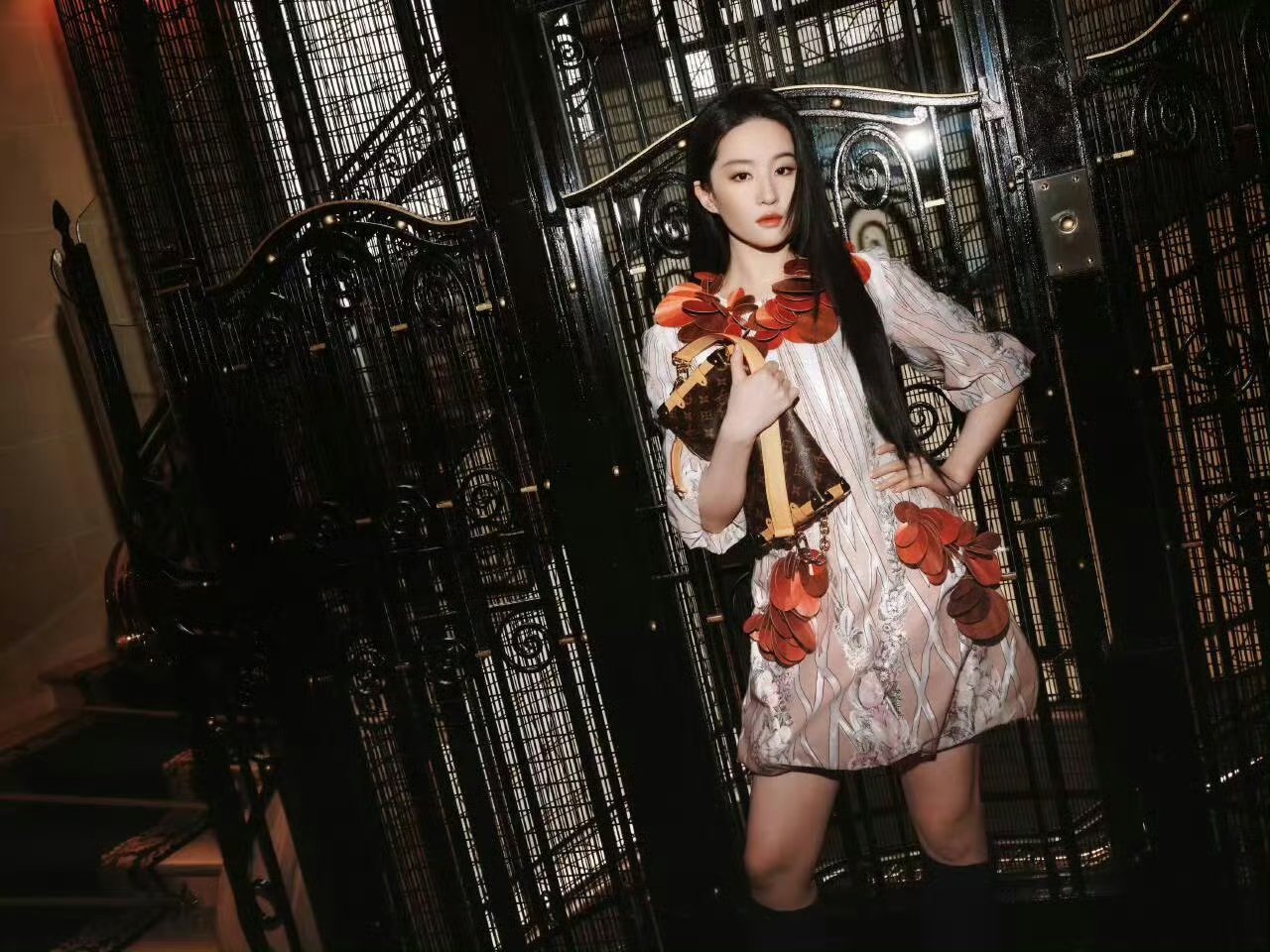 刘亦菲巴黎时装周lv秀场的G社生图出炉，这和精修有区别吗？显然没有