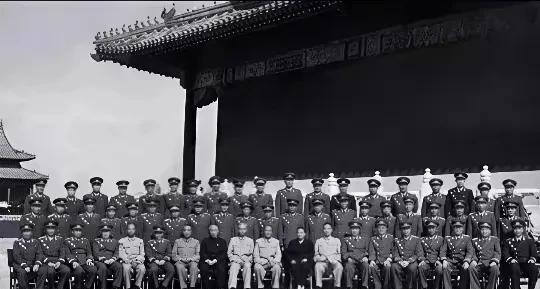 非常罕见的老照片，1949年，新中国成立十周年国庆时，伟人与周总理、邓颖超等国家