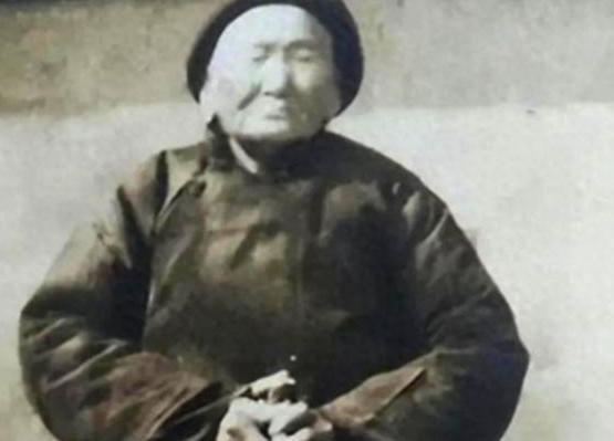 1941年深秋，一位农家妇女挎着装满子弹的竹篮，正匆匆赶往八路军驻地。途经哨卡时