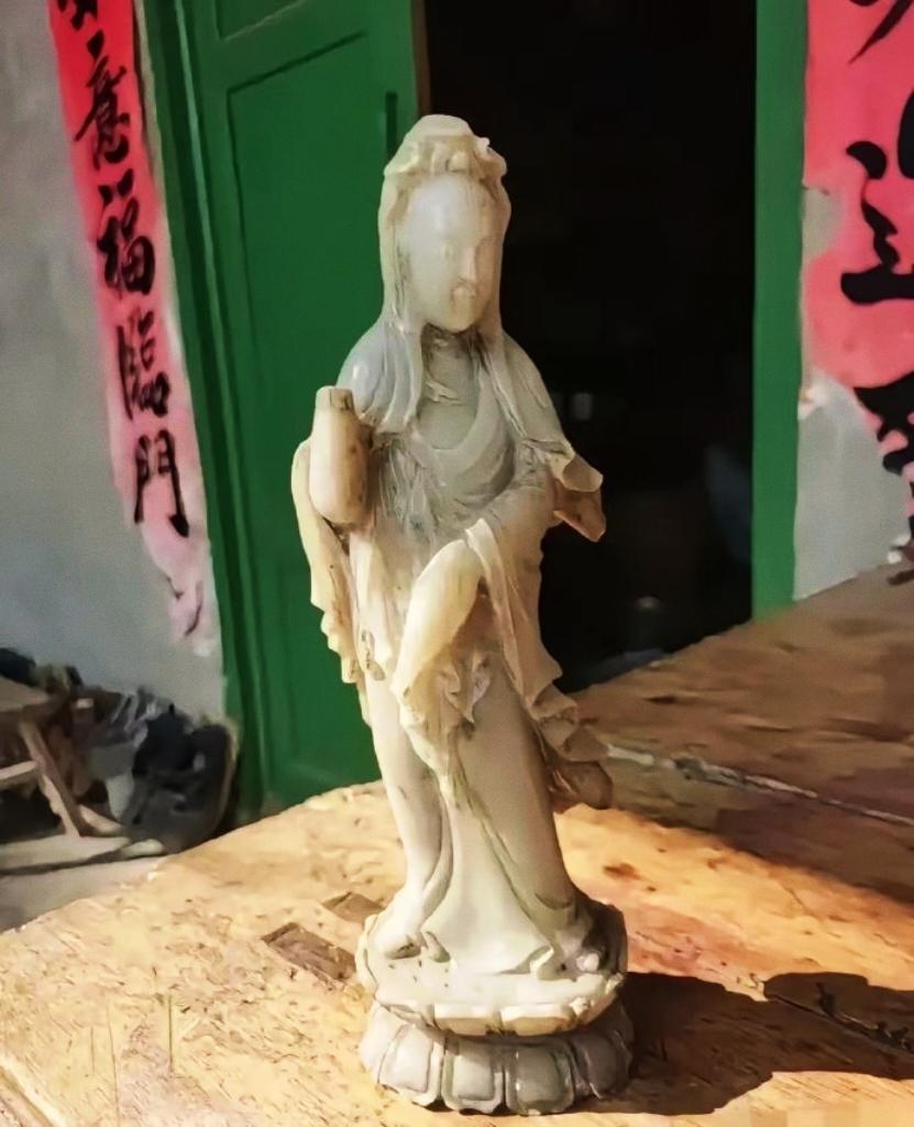 邻居翻新老房翻出宝贝，说能换小汽车？有人说这玩意儿能换辆小汽车，邻居特意拿来