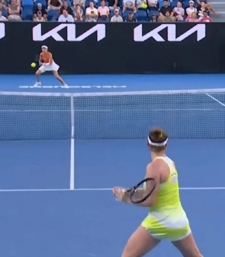 王欣瑜率先破发了！首盘第7局，王欣瑜先挽救局点后，诺斯科娃着急啦，发出双误送出