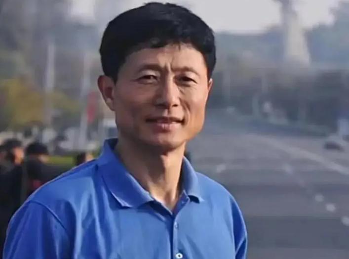 艾跃进曾提出了一个深刻的问题：“让工人下岗，还要人家从头再来，你们为什么不从头再