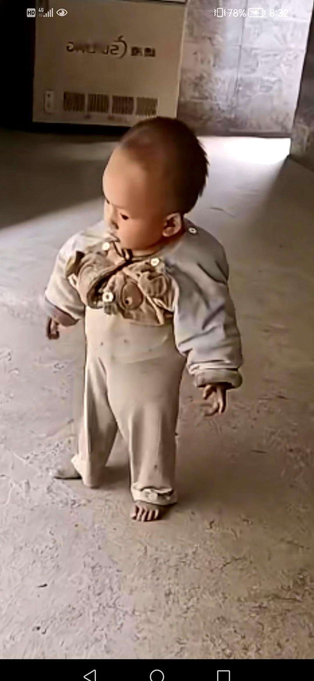 我跟你说，看到那孩子光着脚丫子的时候，我心都揪成一团了。天都凉了啊，就穿那么一