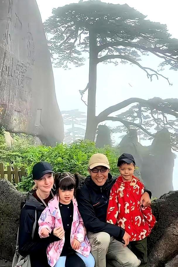 撒贝宁的基因有多霸道？硬生生把他加拿大老婆的基因给“干翻”了，俩娃扔人堆里都分不