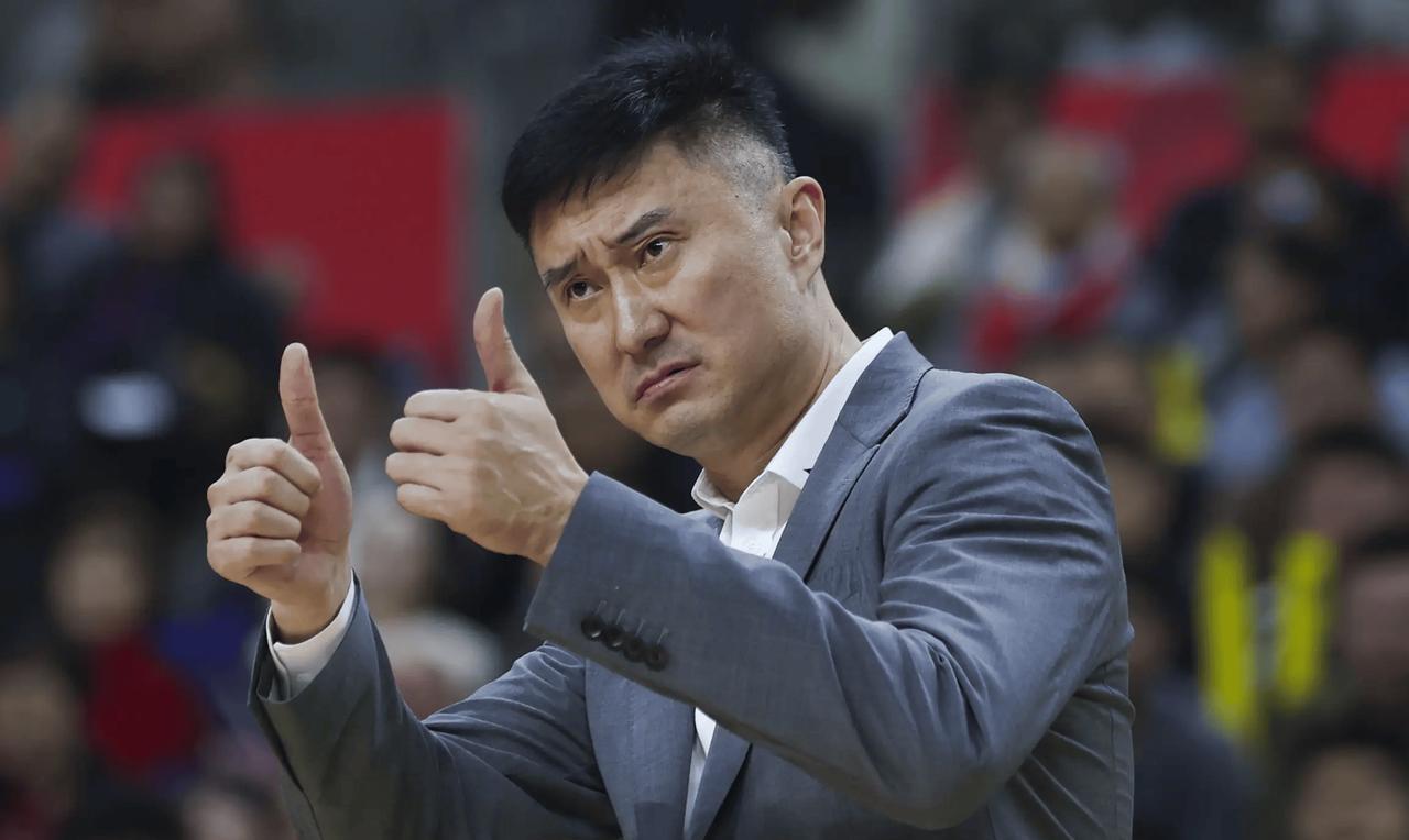 杜锋笑得合不拢嘴！昨天晚上，广东东莞女篮以28分优势战胜日本球队，成功拿下亚冠
