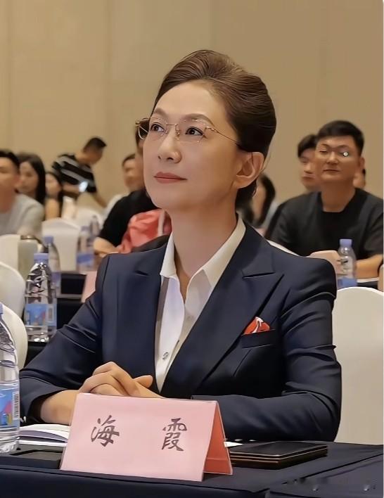 海霞现在是河南大学的学术副校长，通俗说就是在高校里管学术、搞教育，给播音主持人专