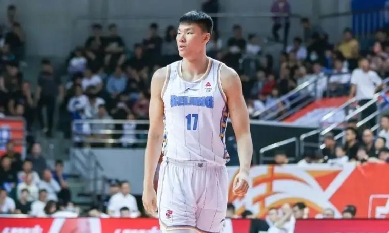 北京最被低估的顶薪，昨晚在更衣室砸了战术板。不是范子铭不想拼，是很多人忘了