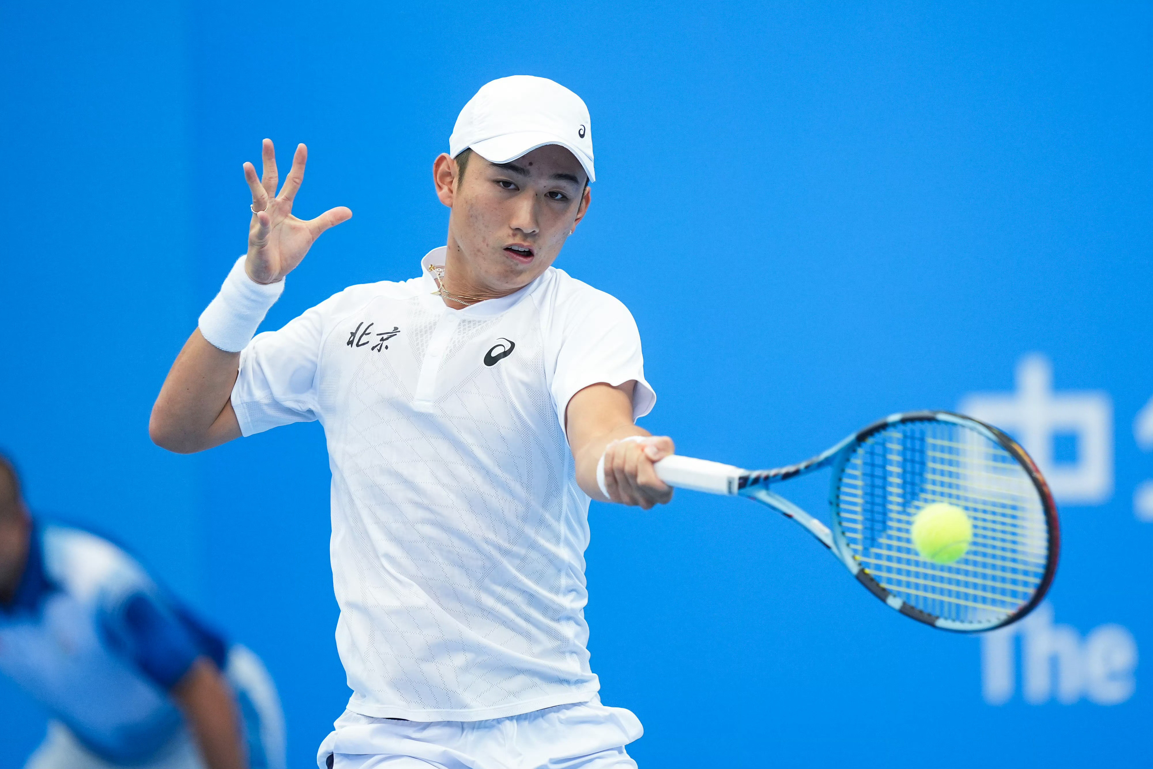 全运会网球男单半决赛，商竣程以6-4/6-3完胜周意，继团体赛率队夺金之后又打进