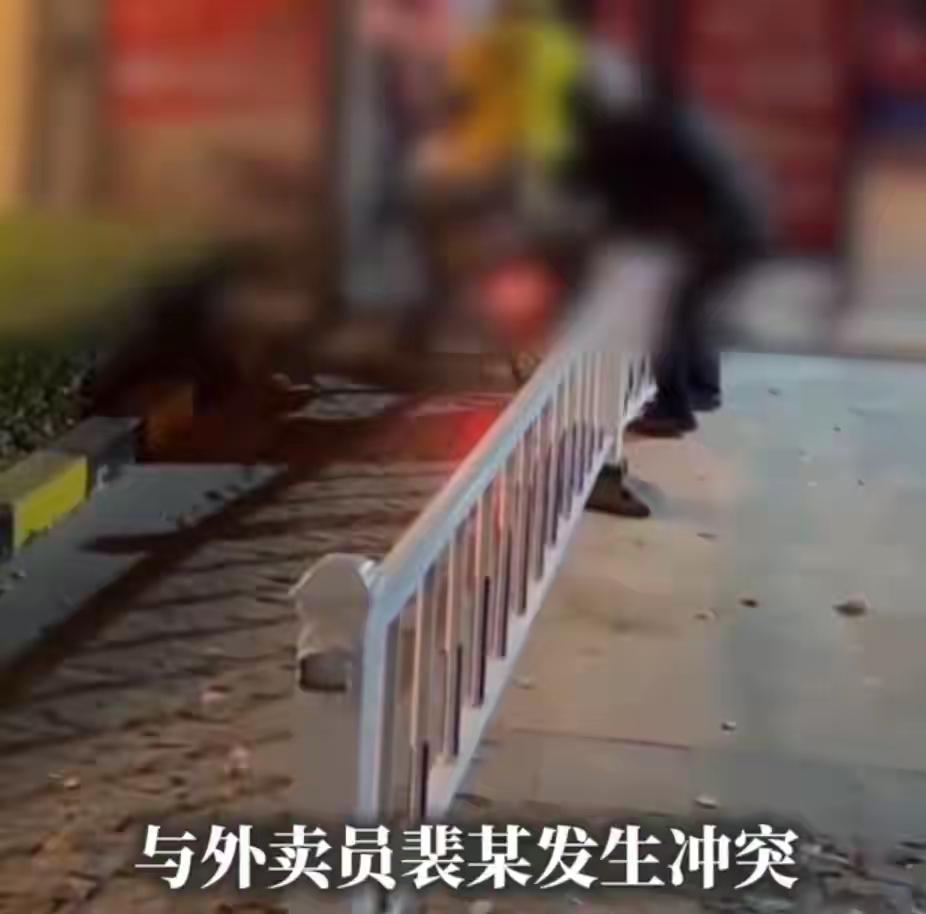 山西太原，外卖小哥进一个小区送餐，被门口保安拦住了，不让进，两人发生了口角，小哥