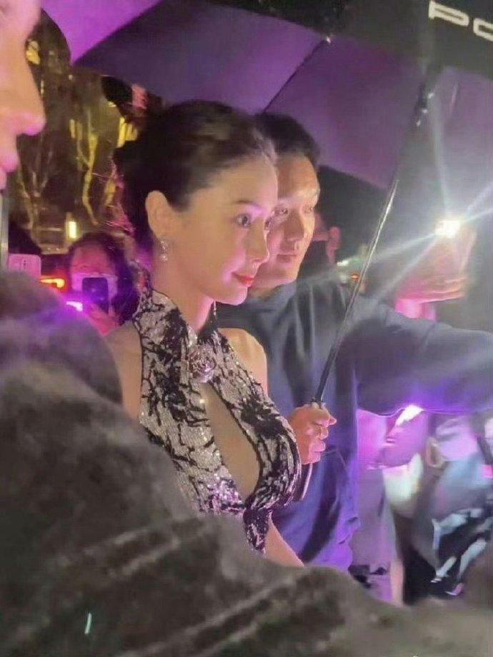 Angelababy这是三次发育了，还是上了科技？我咋觉得是P的呢！