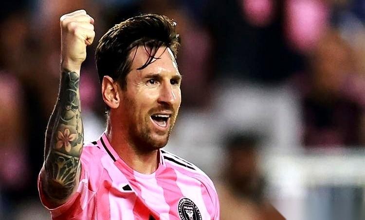 姆巴佩今年踢了66场，进了65个球。牛逼不？当然牛逼。放眼整个足坛，都是炸裂的