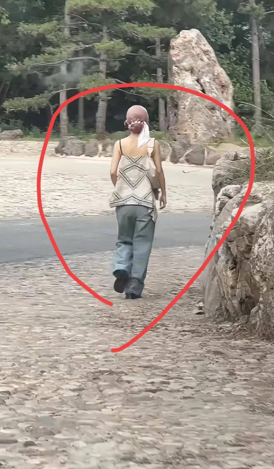 偶遇赵丽颖，不吹不黑，这背影还不如普通路人，看走路姿势和这衣服，我真以为不