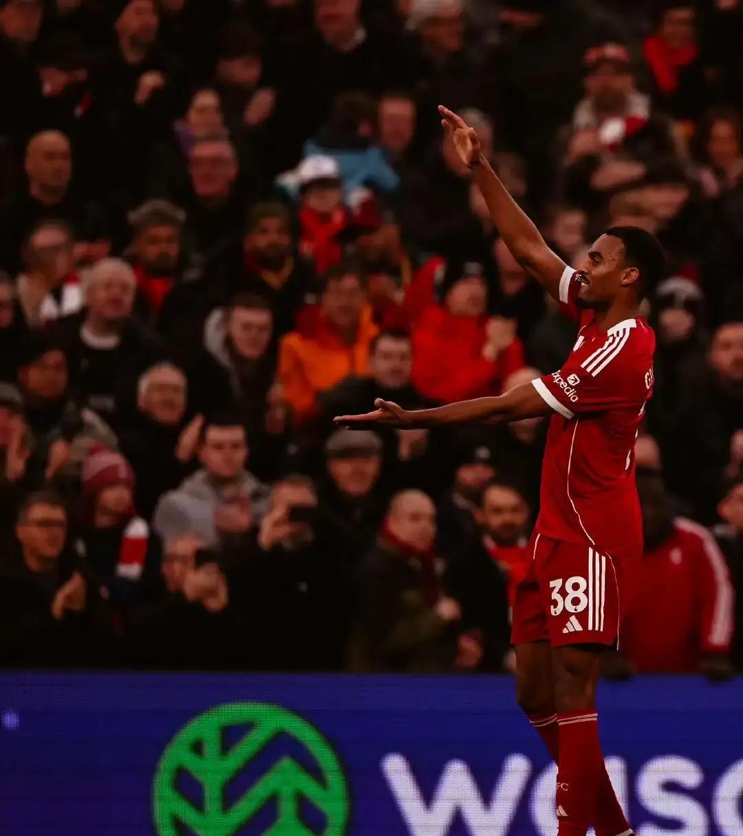 利物浦的油门，突然踩下去没反应了。不是状态波动。是三个精密齿轮同时卡壳。