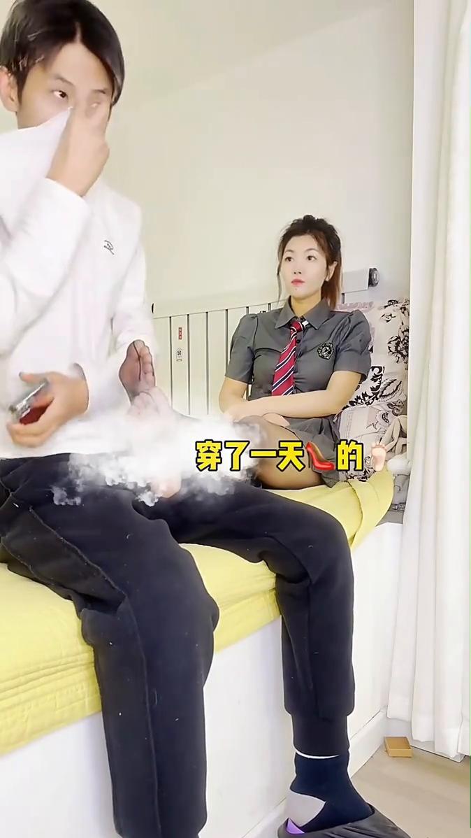 穿了一天的。这屋现在怎么这么冷？有点冻脸。