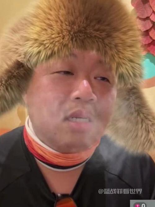 近日，千万粉丝网红蓝战非自曝年收入可达九位数的话题登上热搜，引发网友热议。他曾在