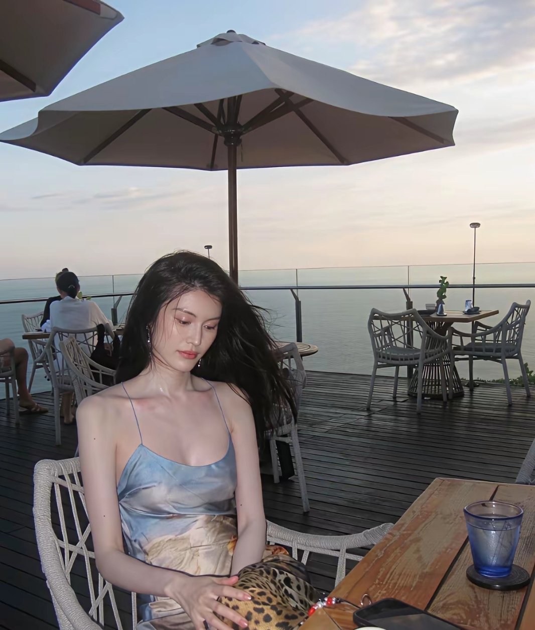 超模何穗不化妆颜值和身材也是顶配。​​​