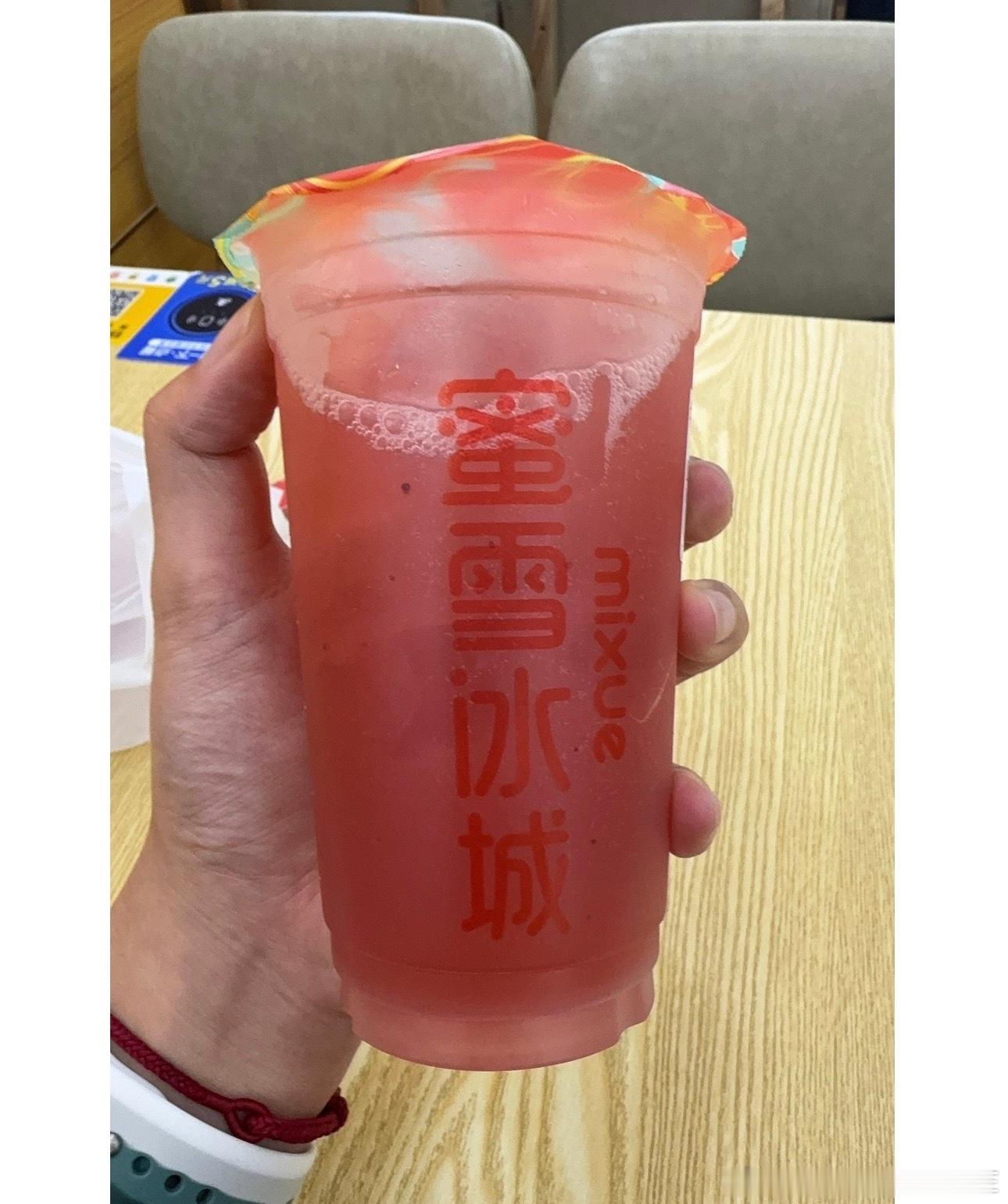 LV起诉茉莉奶白判赔1030万相比较之下越来越喜欢蜜雪冰城，朴实无华的大塑料杯