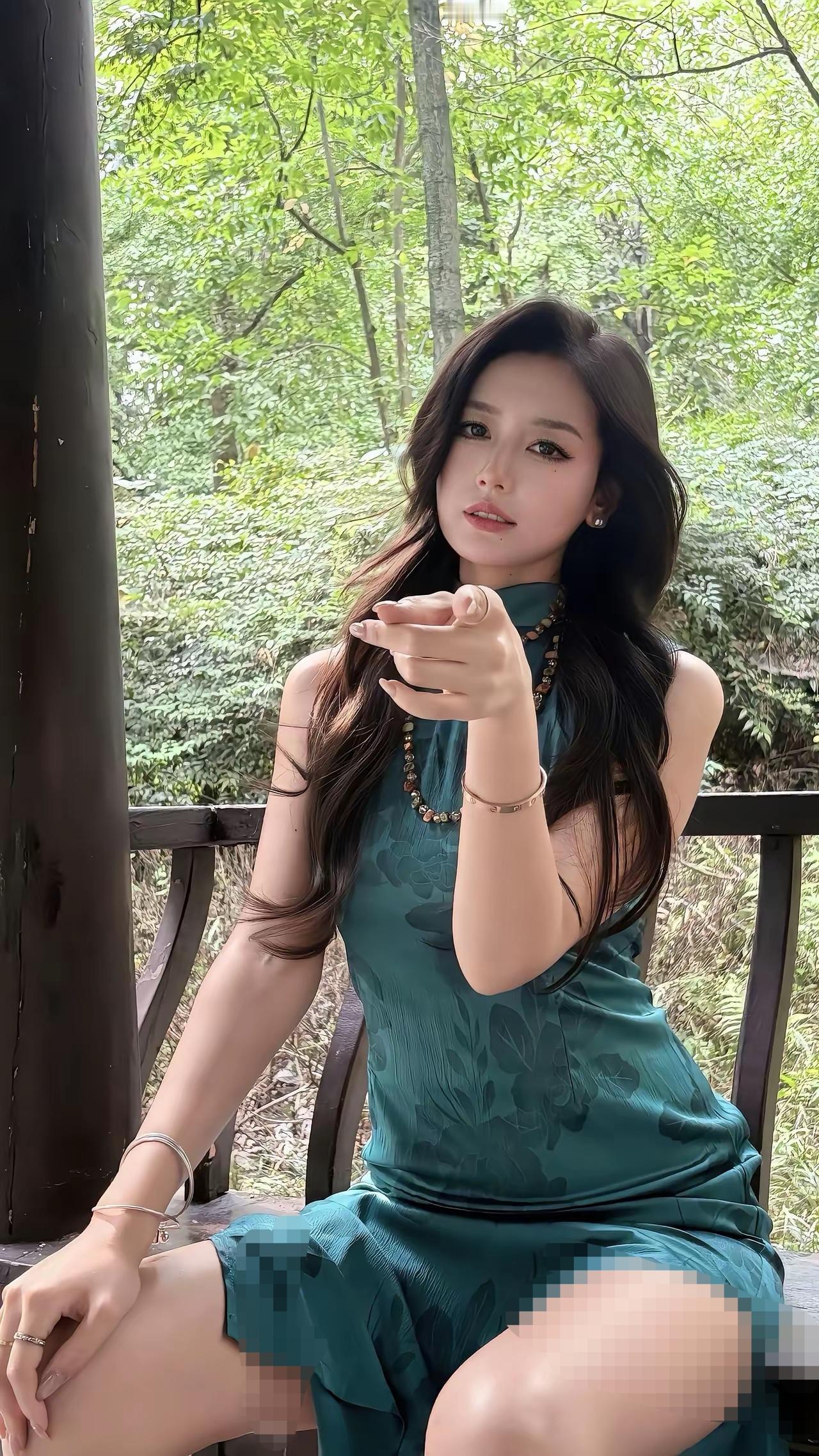 绿色旗袍很好看