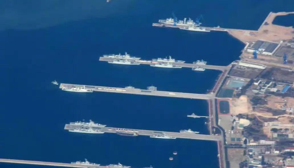 大国和伪装大国海军的区别。中国和美国海军的军港修建的都相当大气，码头系统多采用