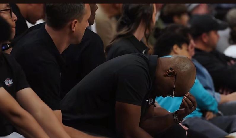 加拿大男篮主教练也认栽，龙狮主教练被打得低头无语，职业体育不玩花活龙狮现阶段