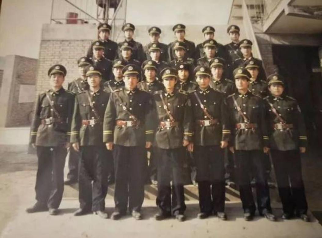 我主动调离了经警大队！上世纪90年代，我毕业分到一家大型国企的公安处的经警大队