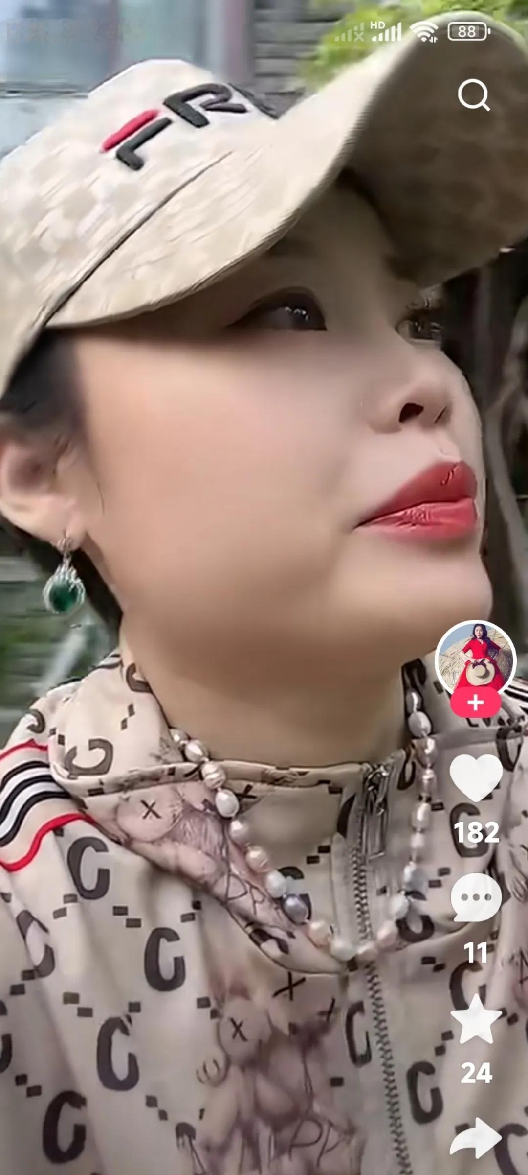 你们能看出来吗？这个戴帽子的人，你们瞅着是不是有点眼熟？你们能说出来他是