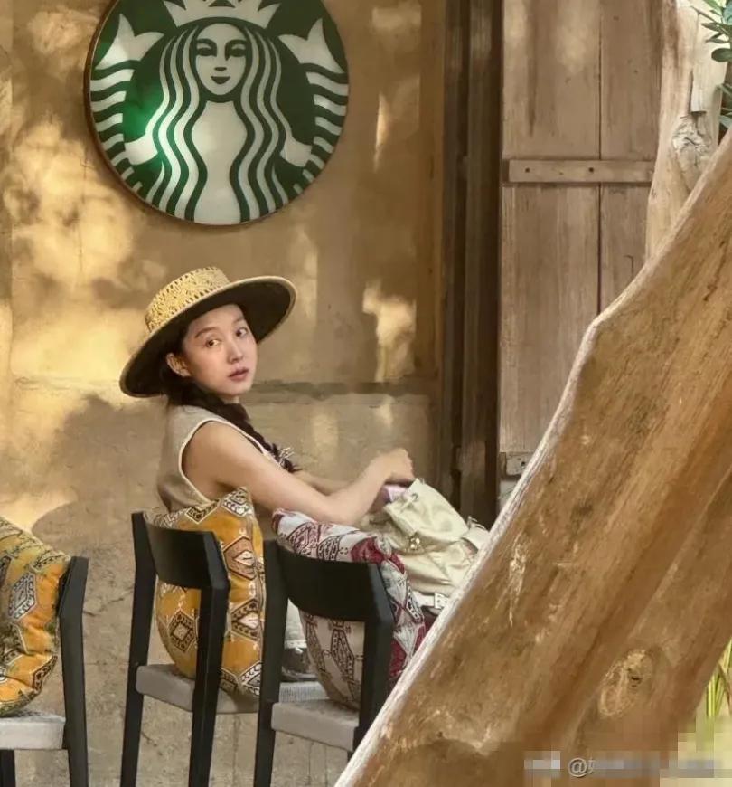 马龙夏露一家来到迪拜旅游被偶遇，夏露穿着短袖戴着草帽扎着麻花辫看起来就像一幅油画