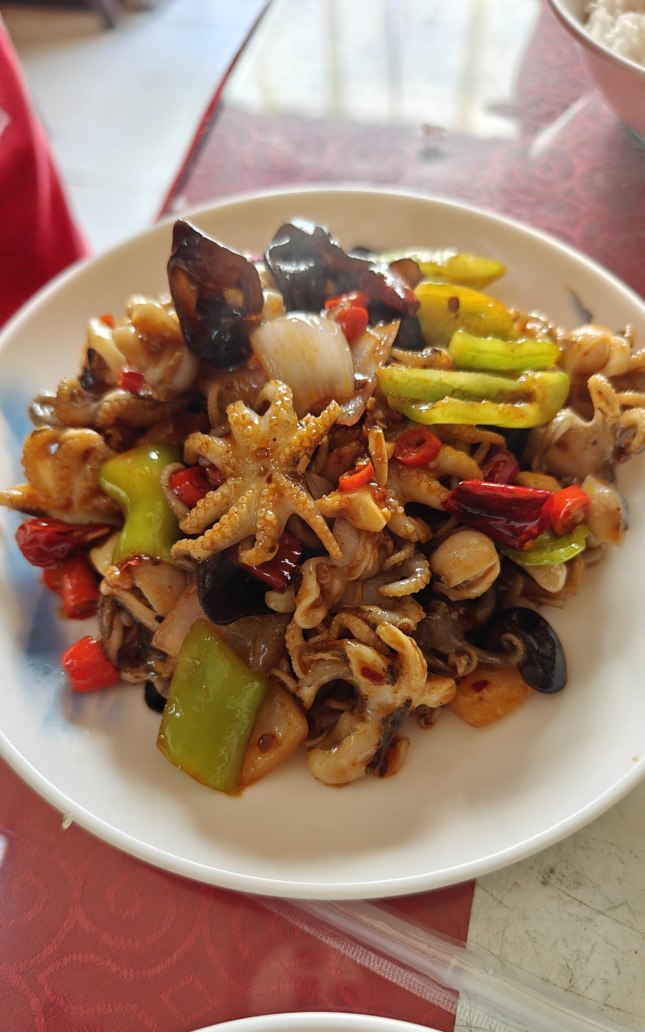 今天和我家老张出来办事，中午和他出来吃饭。每次吃饭他从来不挑，点什么吃什么。
