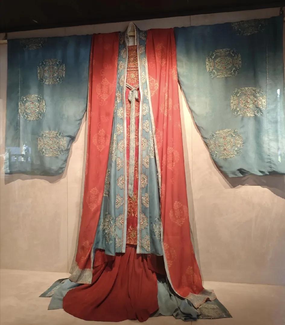 这是太平年剧里，孙太真的衣服款式。原来五代十国的衣服也非常大气端庄。这身绯红和