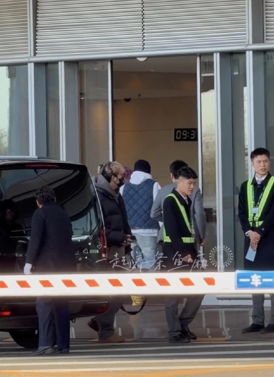 王楚钦今日首都机场VIP通道出发，飞往南京参加乒超联赛总决赛！王楚钦的好友王晨策