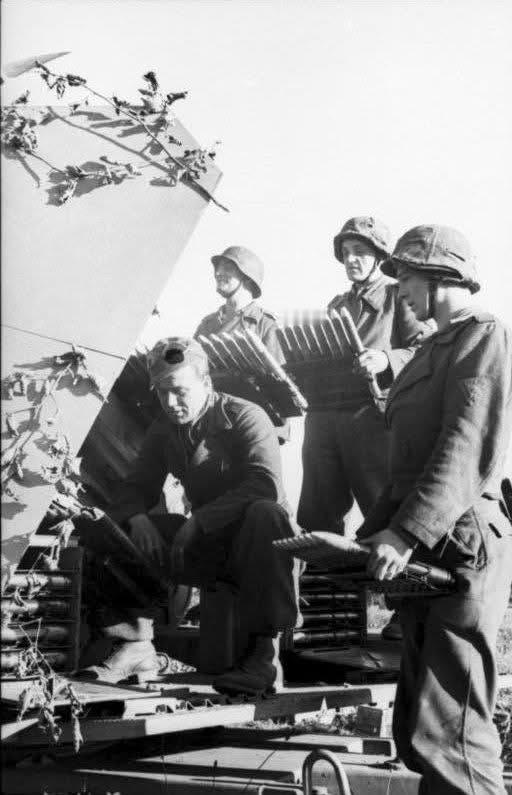 二战历史影像！图一：应该是北非战场，大家看得出德军士兵拿的是什么型号火炮炮弹