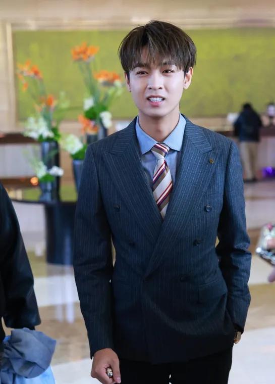 凌晨发条动态都能炸出上万条评论，德云社却把他列入了“回炉计划”首名单。一万多人