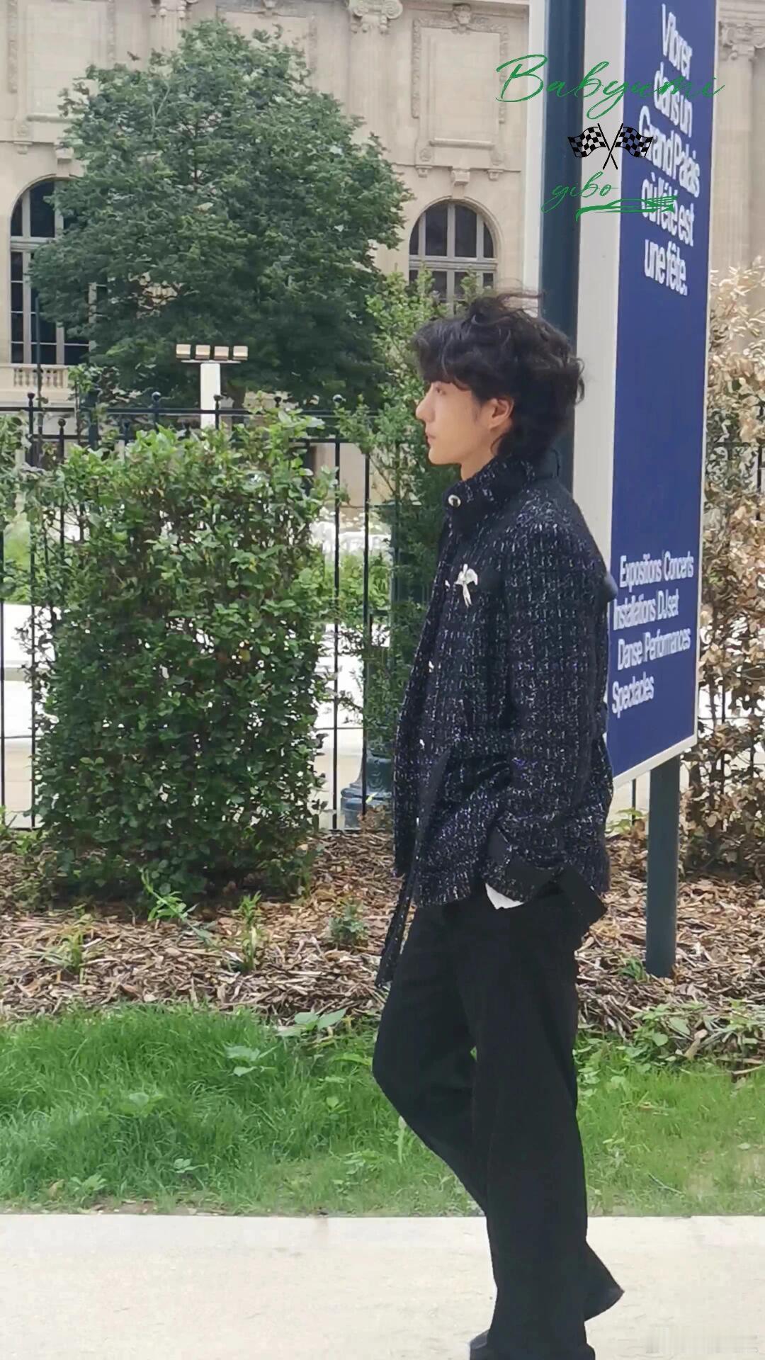 王一博神图下班生图，大步流星的帅啵cr.logo王一博卷毛王子​​​