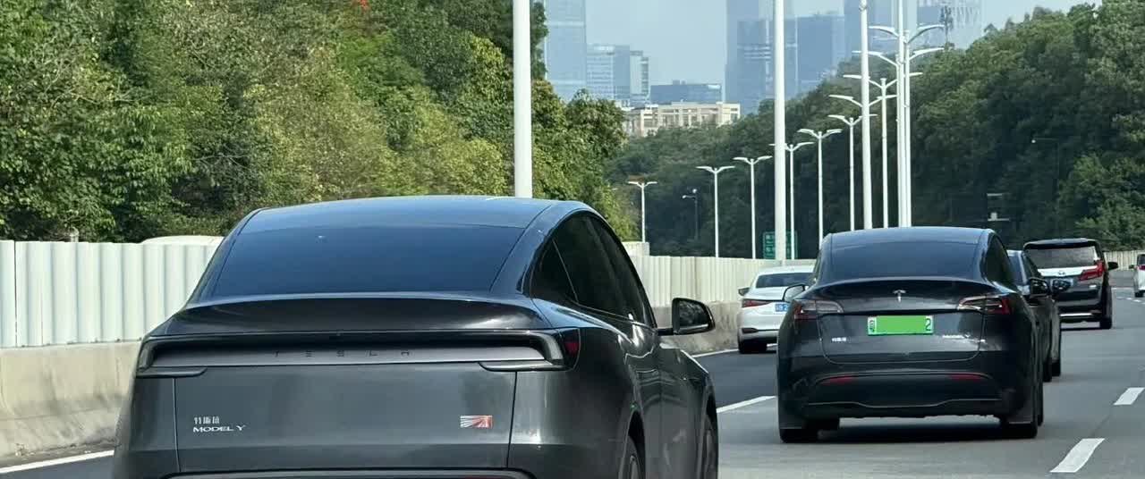 路上新款ModelY越来越多了，但感觉不如老款好看呢，前脸更怪，需要自适应