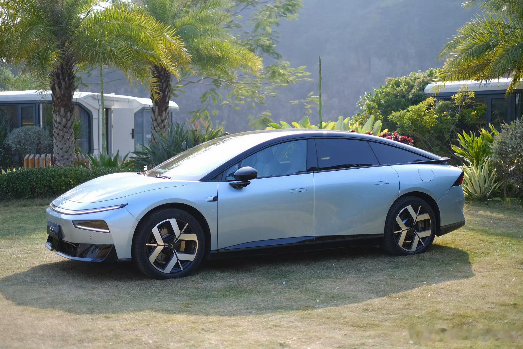 小鹏P7+是我见过小鹏里面设计最丑的车，目前所有车里最丑的，没有之一，但是小鹏