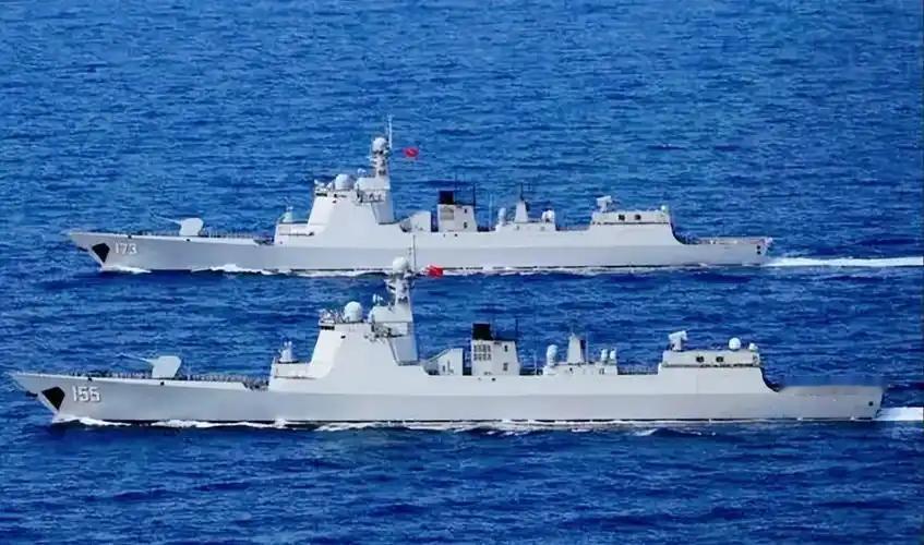 *开炮了！7月19日中国海军一艘052D型驱逐舰在“冲之鸟礁”附近，开了炮。实弹