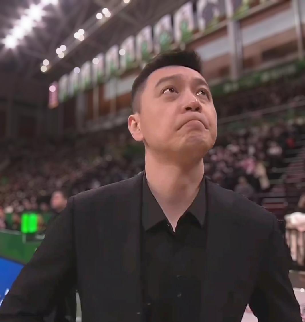 记分牌定格在85-115时，沈阳体育馆的灯还亮着，但看台上已经没几个人了。散