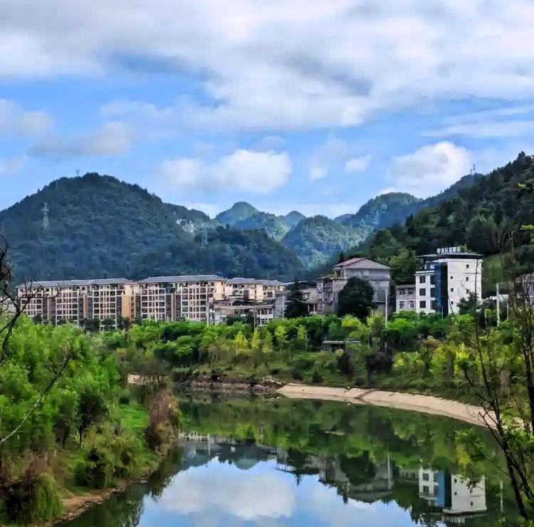 武汉夏天炎热，许多人选择去鄂西的利川避暑，直接拉动了当地经济。但利川人却说恨死了