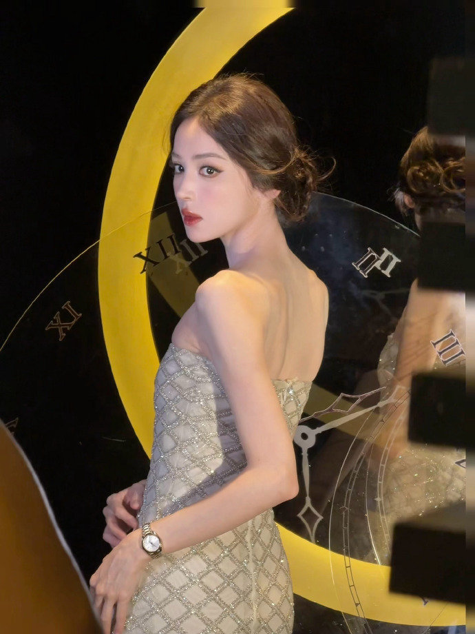 娜扎像是一条发光的美人鱼童话书没关紧美人鱼来现实啦！娜扎这身抹胸长裙在灯光下闪闪