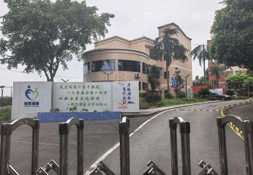“简直离谱！”湖北襄阳，一名31岁女子在卧室熟睡时，数名陌生男子撬窗入室，强行把